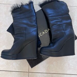Escada - Black Faux-Fur Trim Knee Boots.
Hot Deal🔥